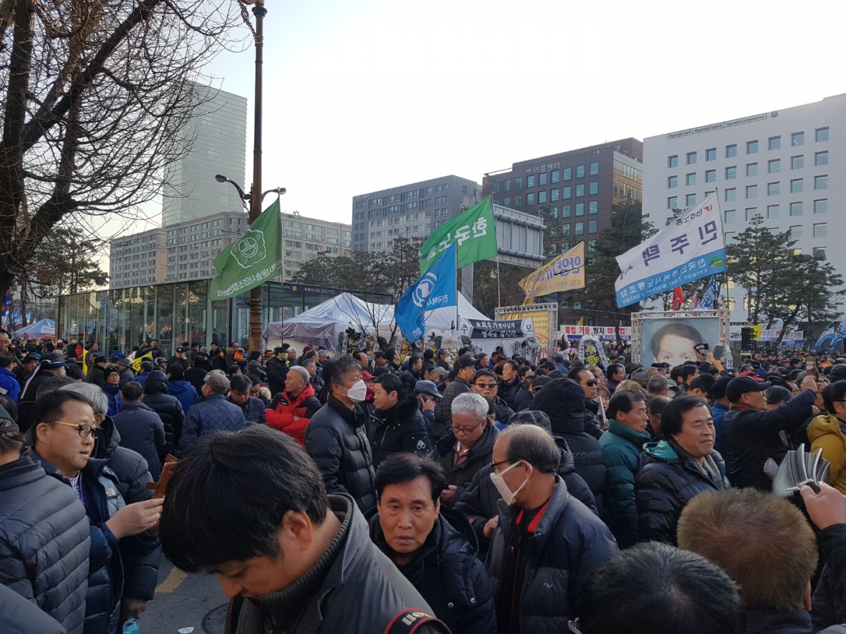 ▲흰색 천막으로 차려진 분향소 주변이는 많은 사람들이 몰려있어 다가가기도 어렵다. (조성준 기자 tiatio@)