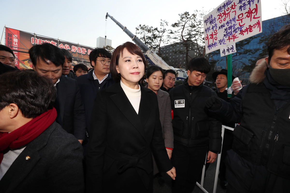 ▲전국택시노조 등 택시 4개 단체 회원들 주최로 20일 서울 여의도 국회 앞에서 열린 '카카오 카풀 반대 3차 집회'에서 집회 참가자들이 행사에 참석한 더불어민주당 택시·카풀 TF 위원장인 전현희 의원에게 야유를 보내고 있다. (연합뉴스)