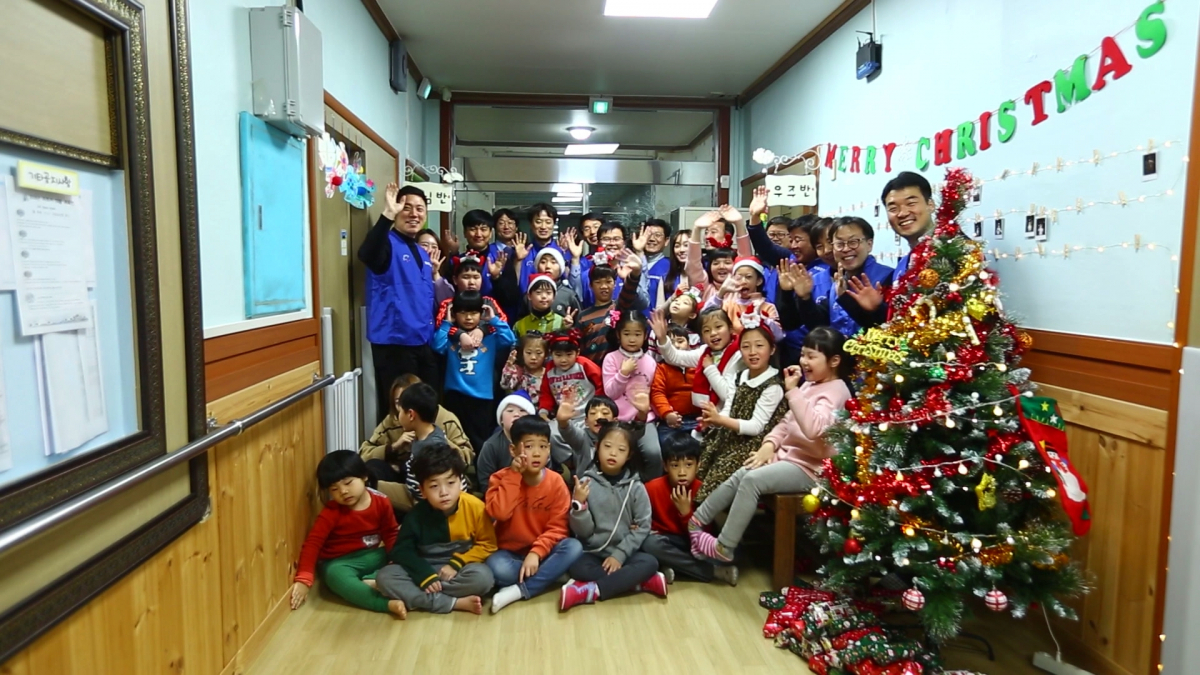 ▲17일 구미 '삼성 스마트시티' 임직원들이 장애아 전문시설 ‘은광어린이집’을 찾아 어린이들이 따뜻한 겨울을 보낼 수 있도록 목도리를 선물로 전달하고, 함께 크리스마스 트리를 만들었다. (사진제공 삼성전자)