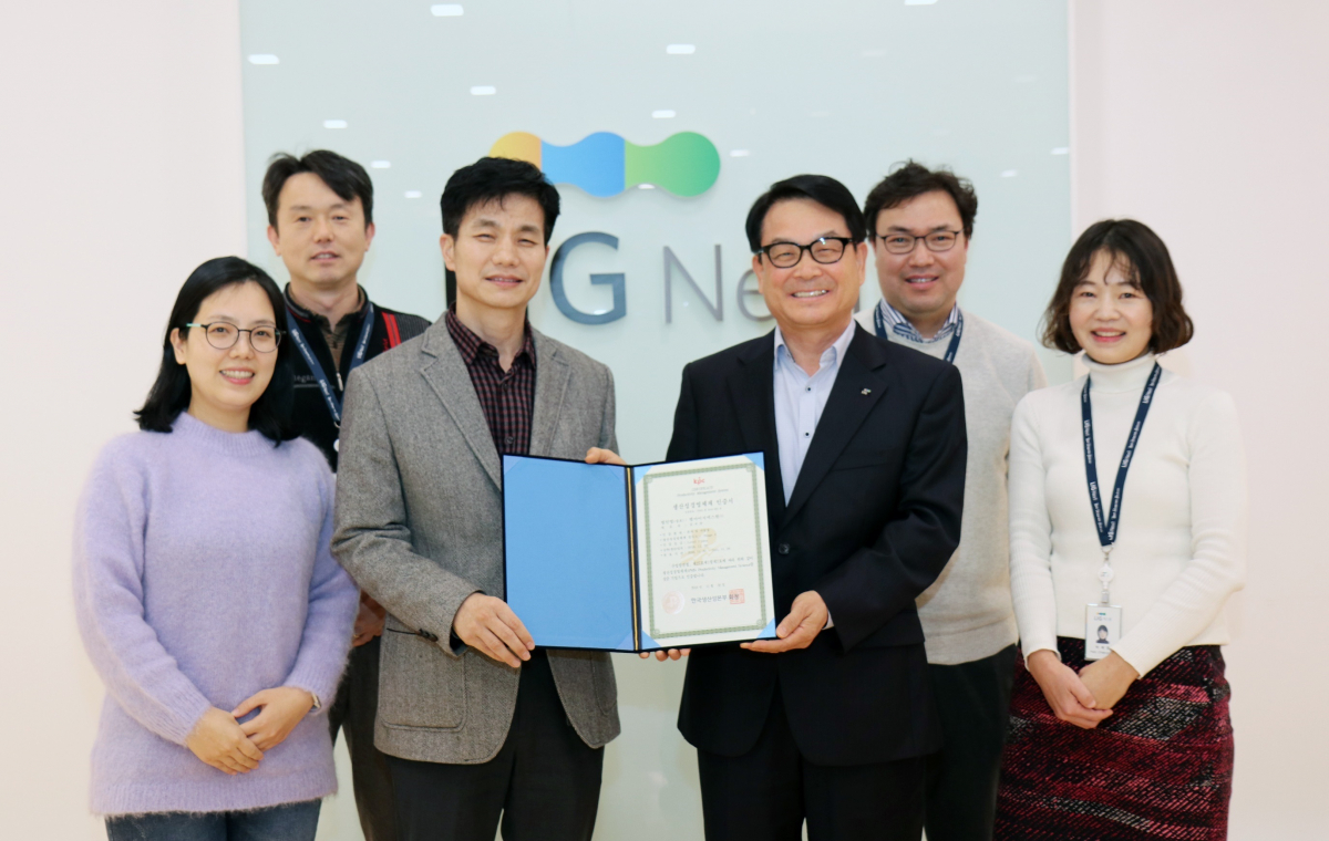 ▲산업통상자원부와 한국생산성본부가 주관하는 생산성경영시스템(PMS) 심사에서 레벨 7+(플러스)를 획득한 LIG넥스원 임직원들이 인증서를 들고 기념촬영을 하고 있다.(사진 제공=LIG넥스원)