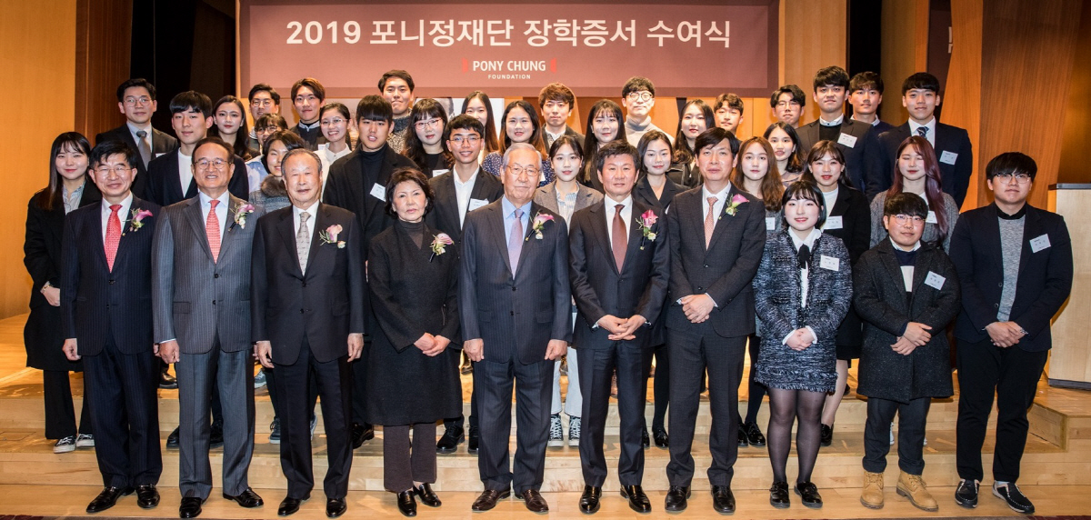 ▲18일 삼성동 아이파크타워에서 열린 2019 포니정재단 장학증서 수여식에서 참가자들이 기념촬영을 하고 있다. 앞줄 왼쪽부터 공병호 공병호경영연구소 소장, 주선회 주선회법률사무소 대표변호사, 이양섭 엠에스오토텍 회장, 고(故) 정세영 현대산업개발 명예회장의 부인 박영자 여사, 김철수 포니정재단 이사장, 정몽규 HDC 회장, 류용호 김&장 법률사무소 변호사(HDC현대산업개발 제공)