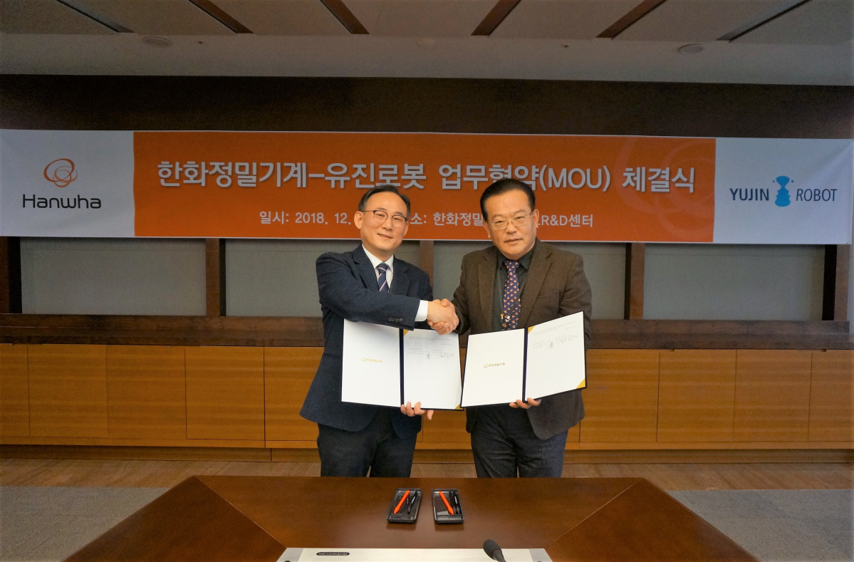 ▲박성주 유진로봇 사장(왼쪽)과 라종성 한화정밀기계 로봇사업부장 상무(오른쪽)가 공장 자동화 관련 모바일 협동로봇 개발을 위한 업무협약을 체결하고 있다.(사진 제공=한화정밀기계)