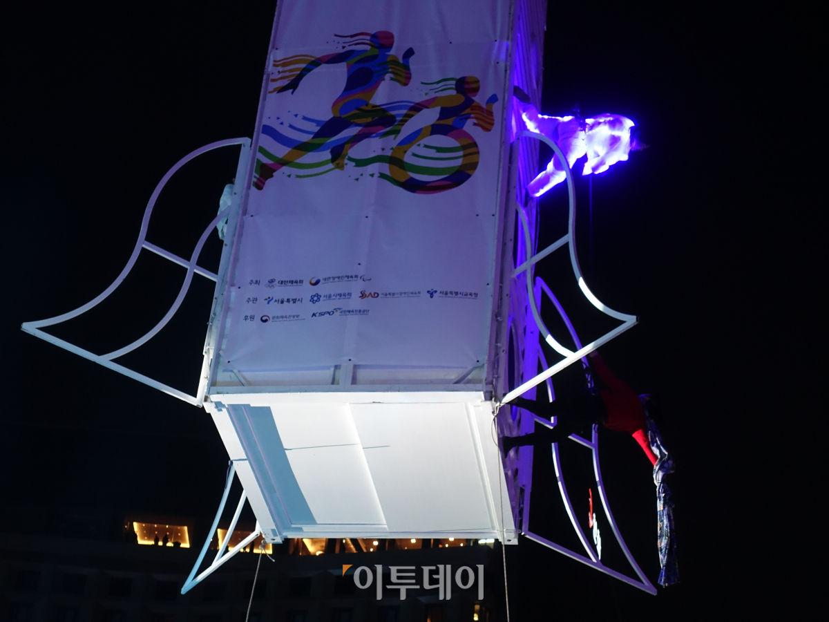 ▲공중퍼포먼스 그룹 '날다' 팀이 하늘에서 등장하자 사람들은 누구 할 것 없이 동시에 '오~'하는 탄성을 내뱉었고, 그들이 점프를 할 때마다 다들 긴장한 듯 침을 삼켰다. (나경연 기자 contest@)