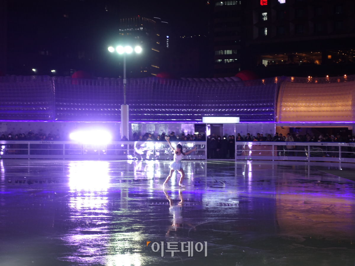 ▲황지영 선수의 공연이 시작되자 시민들은 모두 핸드폰을 꺼내 동영상을 촬영하기 바빴다. (나경연 기자 contest@)