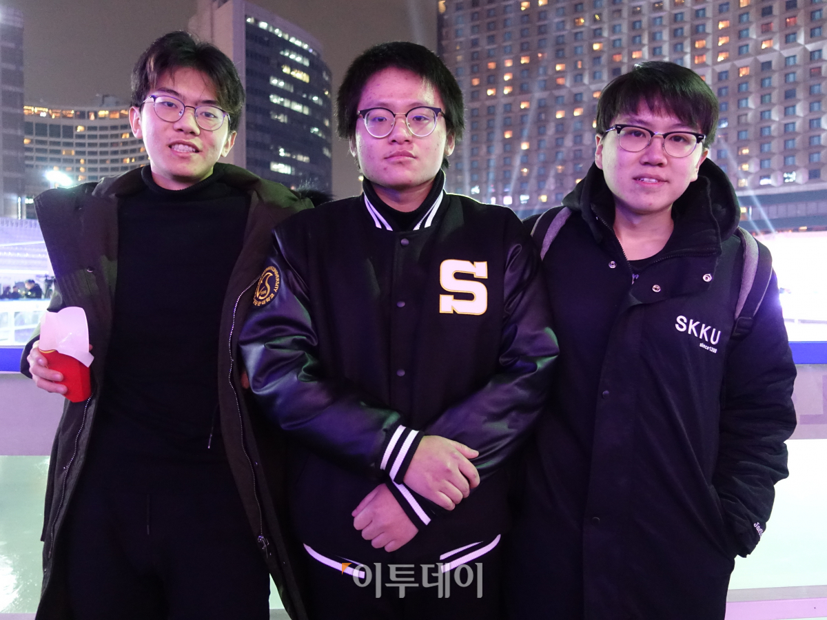 ▲중국에서 교환학생을 온 노철(21) 씨는 야외 스케이트장이 신기한듯 연신 들뜬 모습이었다. (나경연 기자 contest@)