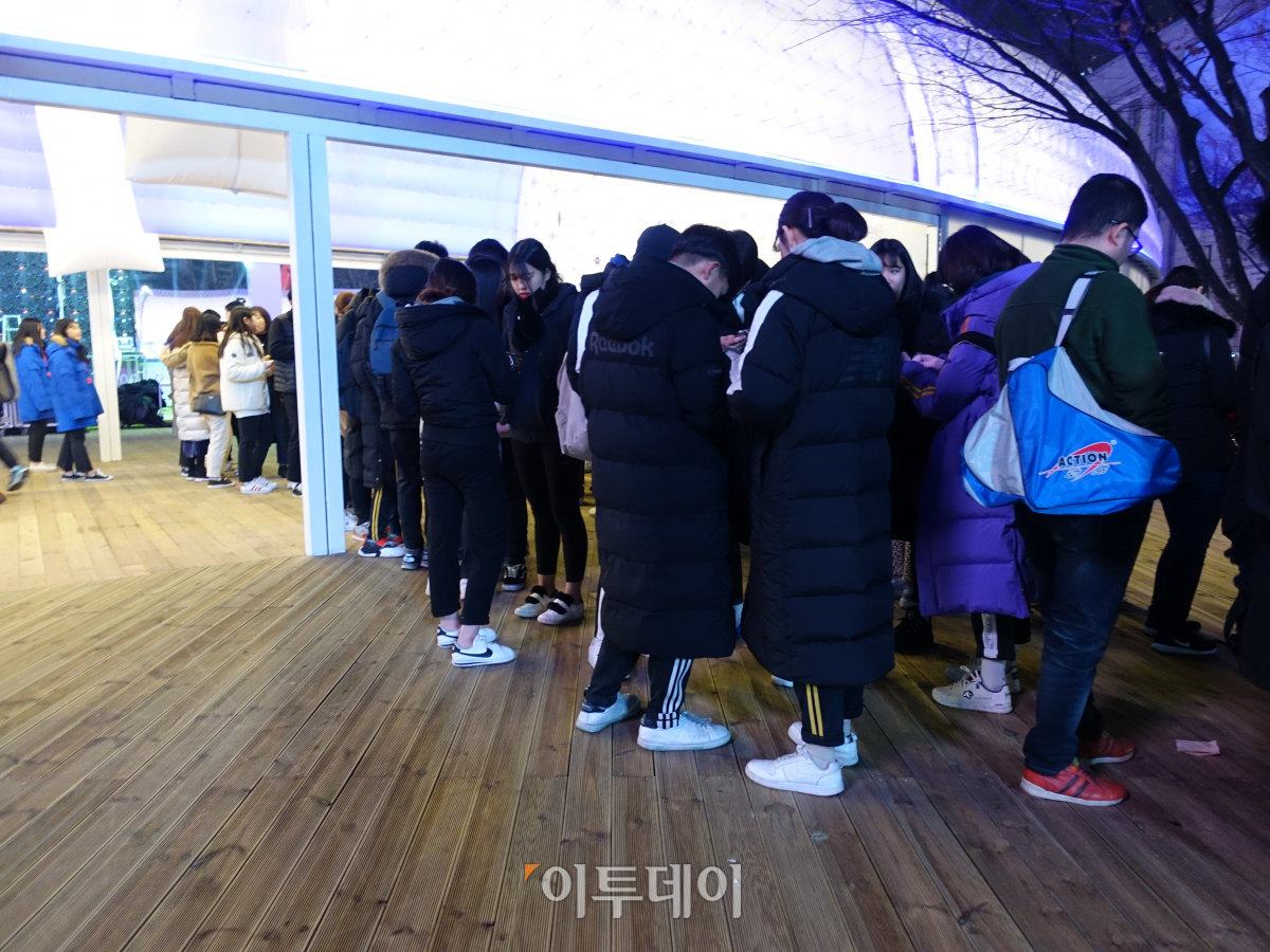▲스케이트화를 빌리려는 줄은 광장 밖 횡단보도까지 길게 늘어져, 아이돌 콘서트장의 모습을 방불케 했다. (나경연 기자 contest@)