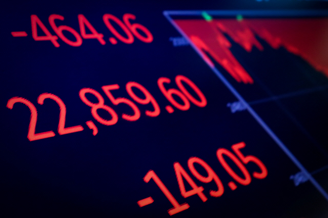 ▲21일(현지시각) 미국 뉴욕증권거래소(NYSE) 입회장의 전광판에 이날 다우존스산업평균지수 종가가 표시돼 있다. 이날 뉴욕증시에서 다우지수는 통화 긴축에 따른 경기 둔화 우려와 미국 정부 일시 폐쇄(셧다운) 가능성 등이 겹치면서 전장보다 414.23포인트(1.8%) 하락한 2만2445.37로 거래를 마쳤다.(연합뉴스)