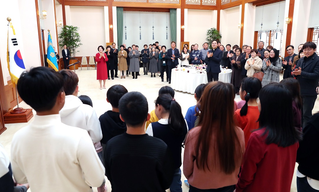 ▲지난주 문재인 대통령 부인 김정숙 여사가 청와대 충무실에서 소록도에 사는 초등학생들과 소록도 성당, 병원 등에서 일하는 관계자들을 격려 중 소록도 초등학생이 학생들이 합창을 하고 있다.(사진제공=청와대)