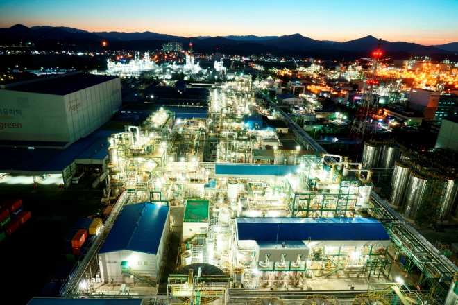▲금호석유화학 울산고무공장 야경. 사진 제공 금호석유화학
