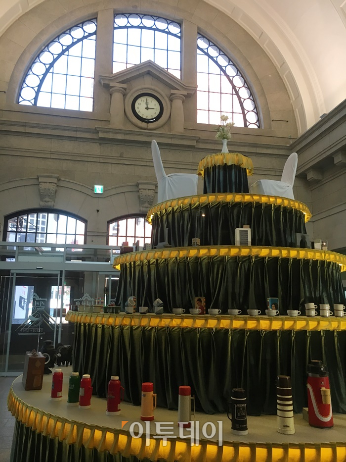 ▲문화역서울284 로비에 세워져 있는 박길종의 '커피, 케이크, 트리'. 김소희 기자 ksh@ 