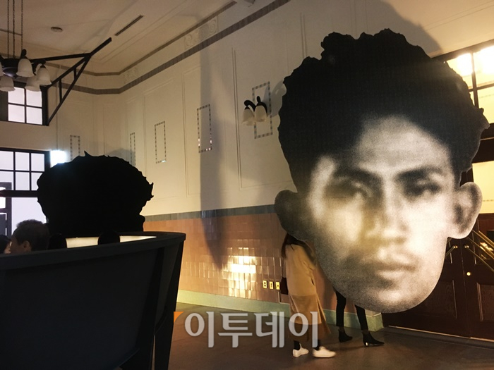 ▲'제비다방과 예술가들의 질주'에서는 이상과 관련한 시, 수필, 소설 등을 마주할 수 있다. 김소희 기자 ksh@