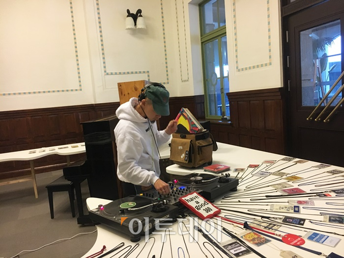 ▲DJ Soulscape를 비롯한 360 Sounds의 소속 디제이들a이 각각의 바이닐 큐레이션으로 담아낸 디제잉 퍼포먼스도 펼쳐진다. 김소희 ksh@