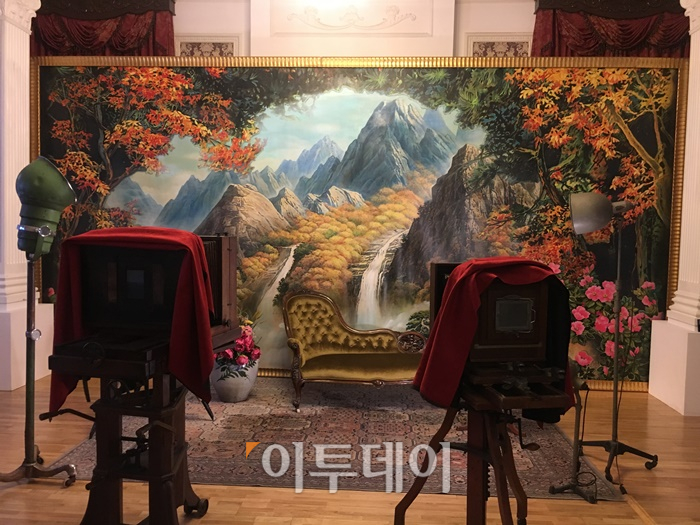▲귀빈실에 마련된 이주용의 '서울역에서 금강산 유람: 천연당사진관 프로젝트'. 서울역 귀빈실과 고종황제, 황실사진과 사진관 탁자의 커피를 추적할 수 있는 곳이다. 김소희 기자 ksh@