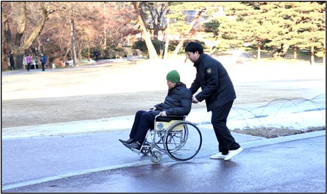 ▲청와대 관람 코스 중 하나인 녹지원 둘레 흙길을 탄성포장재로 새롭게 보수공사한 모습.(사진제공=청와대)