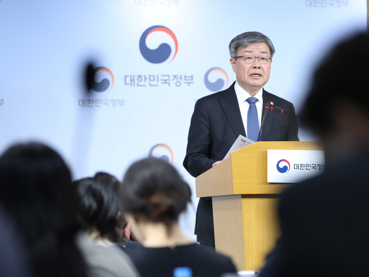 ▲24일 최저임금법 시행령 개정 방향을 발표하는 이재갑 고용노동부 장관(연합뉴스)
