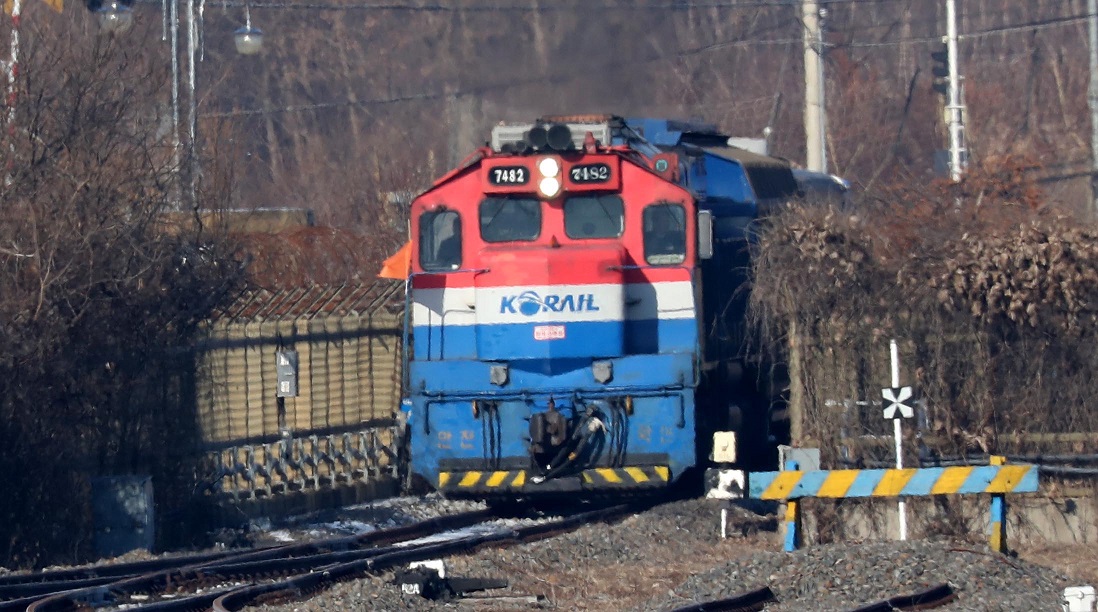 ▲남북 철도 공동조사에 나섰던 우리측 열차가 18일 오전 경기도 파주 도라산역으로 들어서고 있다. 남북은 지난달 30일부터 18일간 경의선 개성-신의주 구간(약 400km)과 동해선 금강산-두만강 구간(약 800km)을 공동으로 조사했다.(연합뉴스)