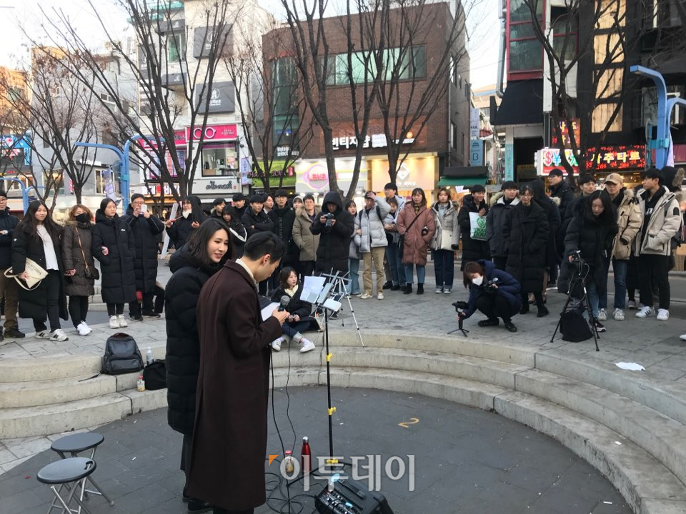 ▲24일 뮤지컬 배우 이동규와 본지 기자와의 버스킹에 모인 관객들. 이들은 뮤지컬 배우의 무대를 즐기다가도 음치 기자가 노래를 시작하면 화들짝 놀라며 현장을 떠났다. (나경연 기자 contest@)