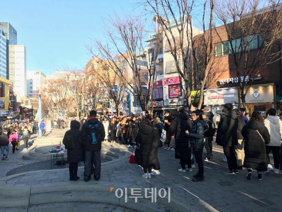 ▲홍대 거리는 이른 오후 시간대부터 크리스마스이브를 즐기기 위한 사람들로 가득 찼다. (나경연 기자 contest@)