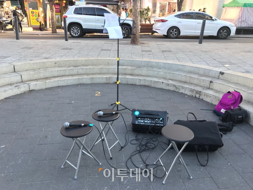 ▲버스킹 존에 가져다 놓은 앰프와 마이크. "음치가 버스킹도 했는데 뭔들 못할까." (나경연 기자 contest@)