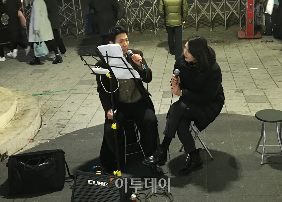 ▲밤까지 이어진 버스킹에 한결 편안해진 마음으로 노래에 임할 수 있었다. 노래 실력은 늘지 않았지만, 나도 할 수 있다는 자신감이 스스로를 편안하게 만들어줬다. (나경연 기자 contest@)