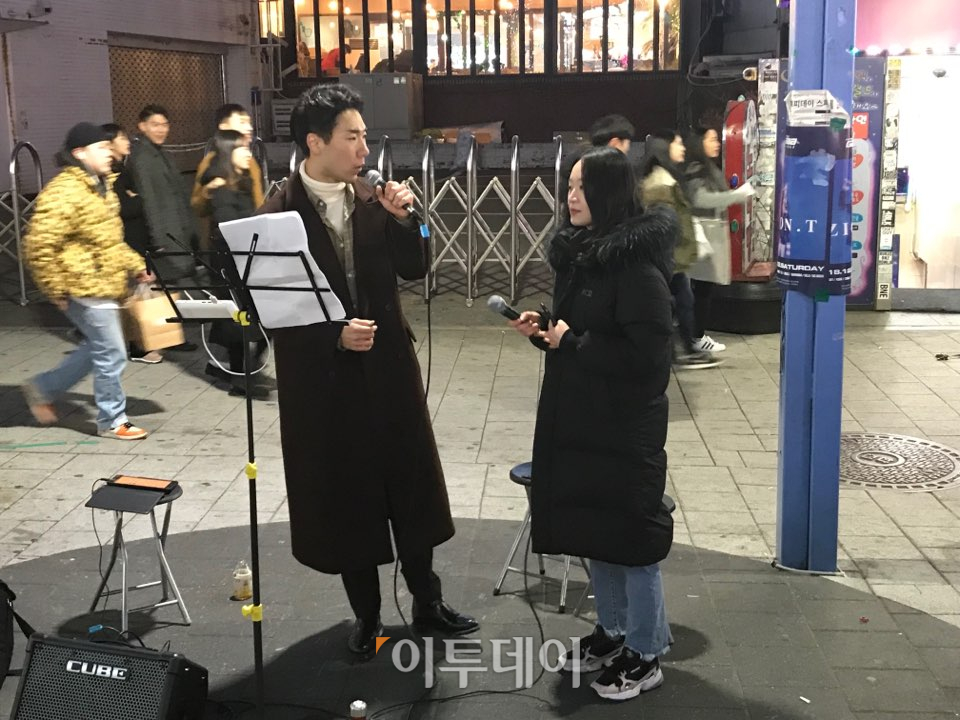 ▲평소에 용기가 없어 버스킹에 도전하지 못했던 시민들을 버스킹 가수로 즉석에서 섭외했다. 함께 관람하던 관중들은 응원의 박수를 아끼지 않았다. (나경연 기자 contest@)