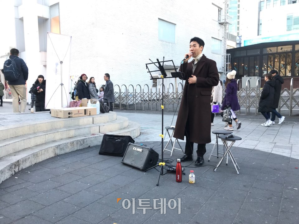 ▲배우 이동규의 무대가 시작되자 많은 관중들이 버스킹 존으로 몰려들었고, 대만에서 온 한 관광객은 두 시간 동안 진행된 버스킹을 처음부터 끝까지 촬영하기도 했다. (나경연 기자 contest@)