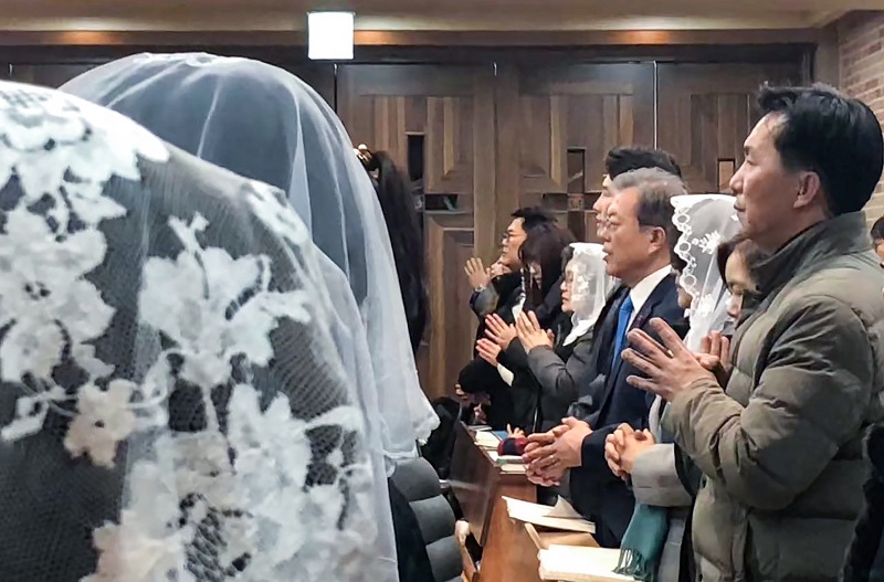 ▲문 대통령 내외는 24일 밤8시, 경남 양산시 덕계성당에서 성탄전야 미사를 올렸다(사진제공=청와대)