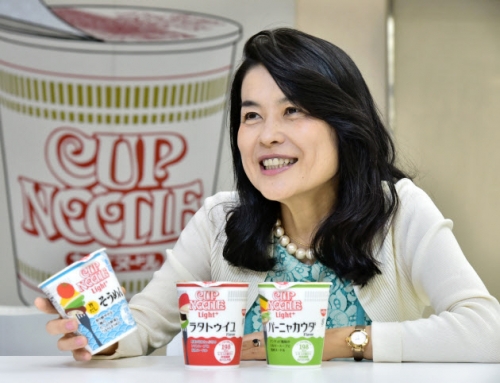 ▲즈나이덴 후사코 일본 맥도날드 최고마케팅책임자(CMO)가 닛산식품 마케팅 담당 임원 시절 흥행시킨 ‘컵누들 라이트 플러스’를 들어보이고 있다. 출처 니혼게이자이신문
