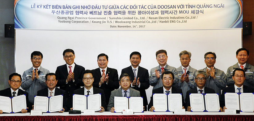 ▲응 우엔 밍 따이(앞줄 왼쪽 네 번째) 융꿧공단관리청장, 배종훈(앞줄 왼쪽 다섯 번째)  나산전기산업 사장 등 6개 협력사 대표, 두산중공업 관계자들이 8월 22일 베트남 진출을 위한 MOU를 체결하고 기념촬영을 하고 있다.   (사진제공=두산중공업)
