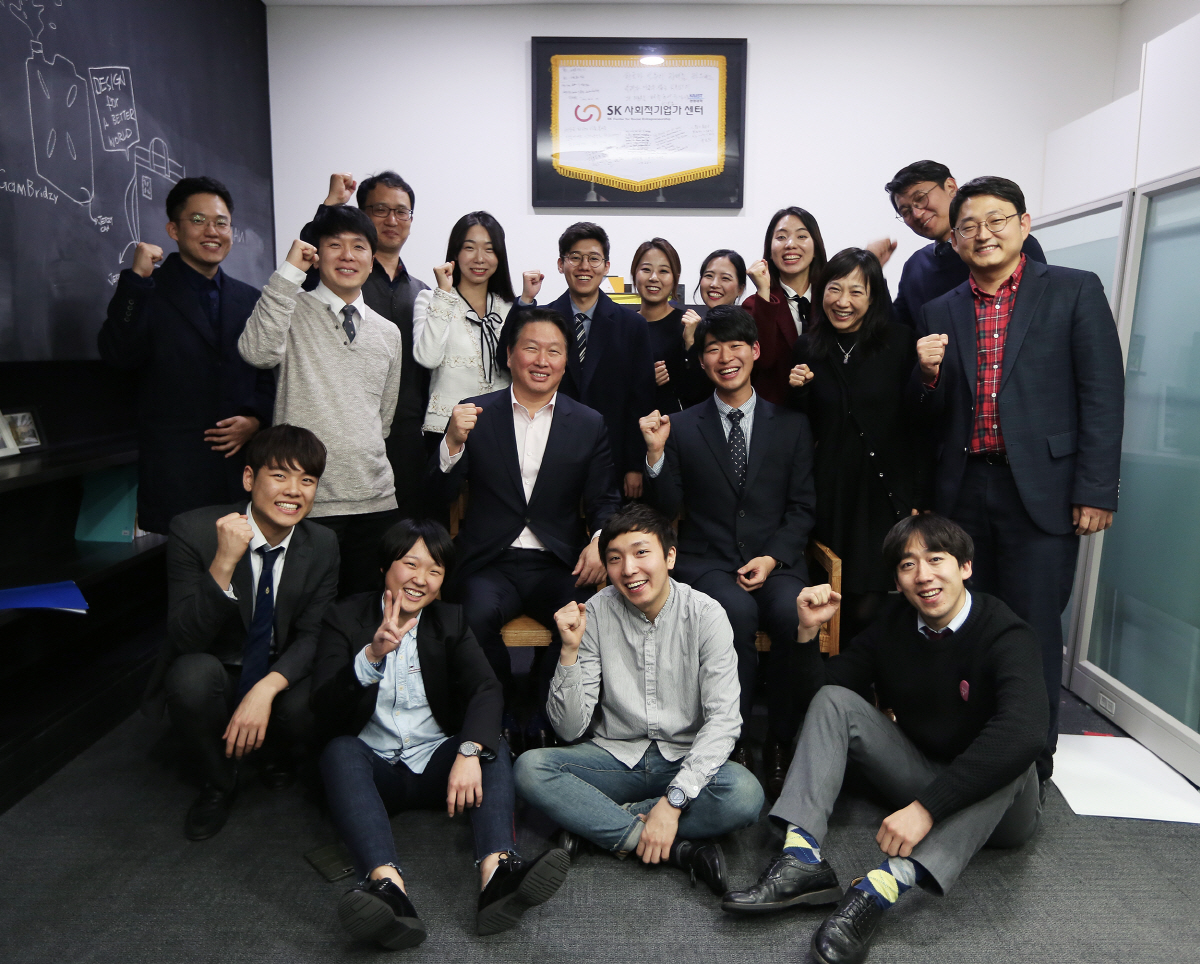 ▲최태원 SK그룹 회장이 지난해 12월 KAIST 사회적기업가 MBA 간담회를 마친뒤 기념촬영을 하고 있다. 사진제공 SK