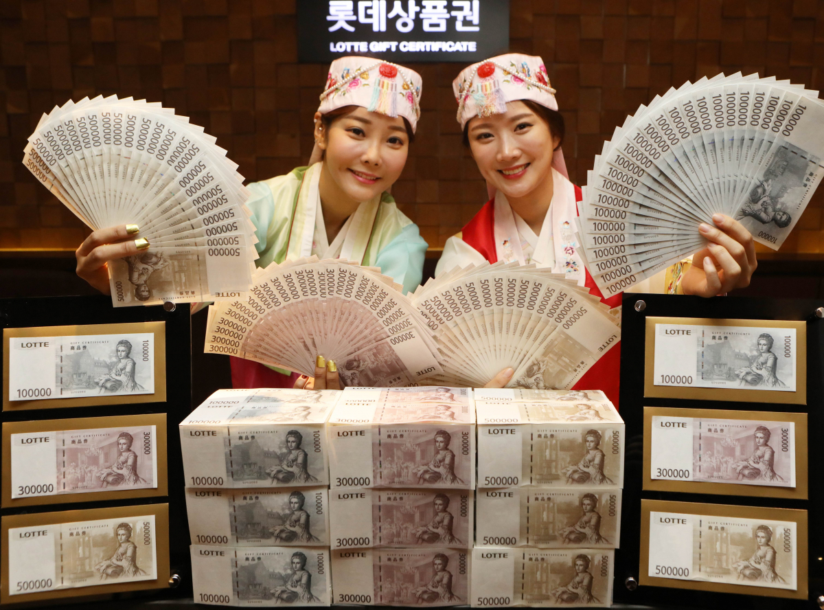 ▲26일 롯데백화점 소공동 본점 지하 1층 상품권 판매소에서 모델들이 상품권 패키지 행사를 선보이는 모습.(사진제공=롯데백화점)