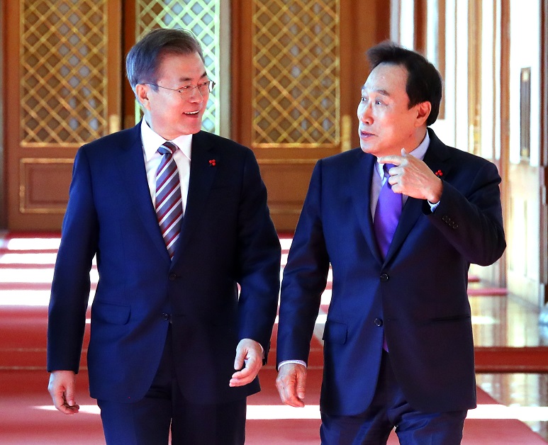 ▲문재인 대통령이 지난해 12월 26일 청와대에서 열린 국민경제자문회의에 참석하기 위해 김광두 부의장(오른쪽)과 입장하며 얘기를 나누고 있다.(연합뉴스)