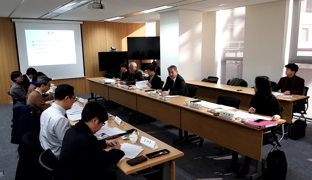 ▲박천규 환경부 차관(오른쪽 세번째)이 26일 오후 환경부 종합상황실에서 열린 제11차 가습기살균제 피해구제위원회에 참석, 관련 전문가들과 피해구제 개선방안에 대해 논의하고 있다.(사진=환경부)