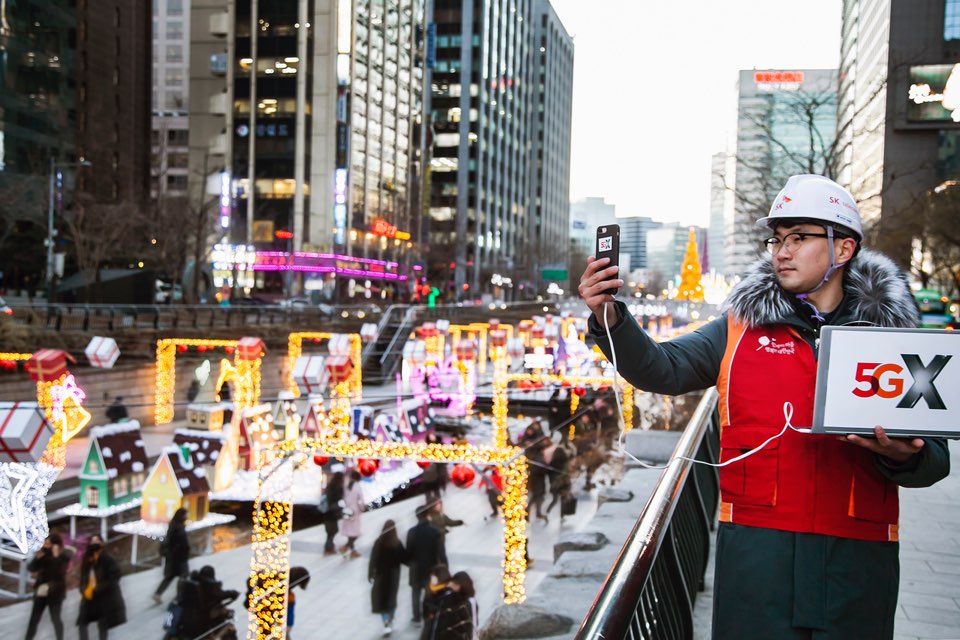 ▲SK텔레콤이 연말연시 안정적인 통신 서비스 제공을 위한 준비를 마쳤다고 27일 밝혔다. 사진은 SK텔레콤 직원들이 연말연시를 앞두고 서울 종로구 보신각 인근 기지국을 점검하고 있는 모습.(SK텔레콤)