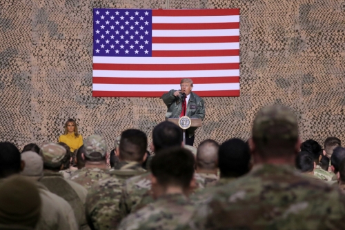 ▲도널드 트럼프 미국 대통령이 26일(현지시간) 이라크 알아사드 공군기지를 방문해 장병들 앞에서 연설하고 있다. 알아사드/로이터연합뉴스

