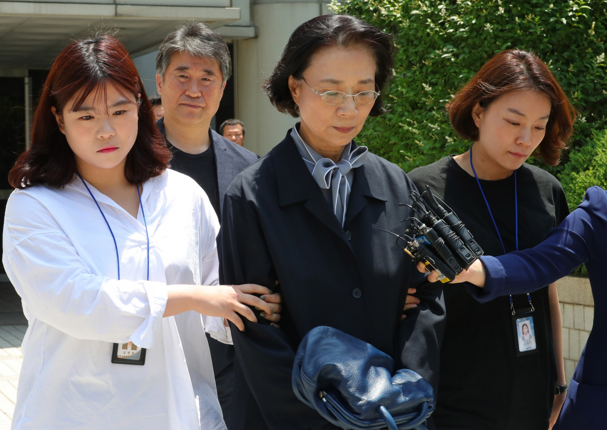 ▲이명희 전 일우재단 이사장이 6월 20일 오후 서울 서초구 서울중앙지방법원에서 열린 외국인 가사도우미 불법 고용 혐의에 대한 영장실질심사를 마친 뒤 호송차로 향하고 있다. (뉴시스)