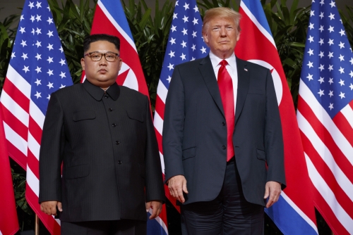 ▲6월 12일(현지시간) 싱가포르에서 만난 김정은 북한 국무위원장(왼쪽)과 도널드 트럼프 미국 대통령. AP연합뉴스
