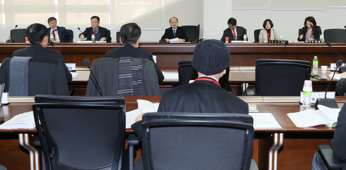 ▲27일 오전 정부세종청사에서 신희택 산업통상자원부 무역위원회 위원장 주재로 '중국·싱가포르 및 일본산 초산에틸 반덤핑 조사 중 산업피해 공청회'가 열리고 있다.(뉴시스)