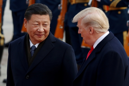 ▲시진핑(왼쪽) 중국 국가주석과 도널드 트럼프 미국 대통령이 지난해 11월 9일(현지시간) 중국 베이징에서 만나 인사하고 있다. 베이징/로이터연합뉴스
