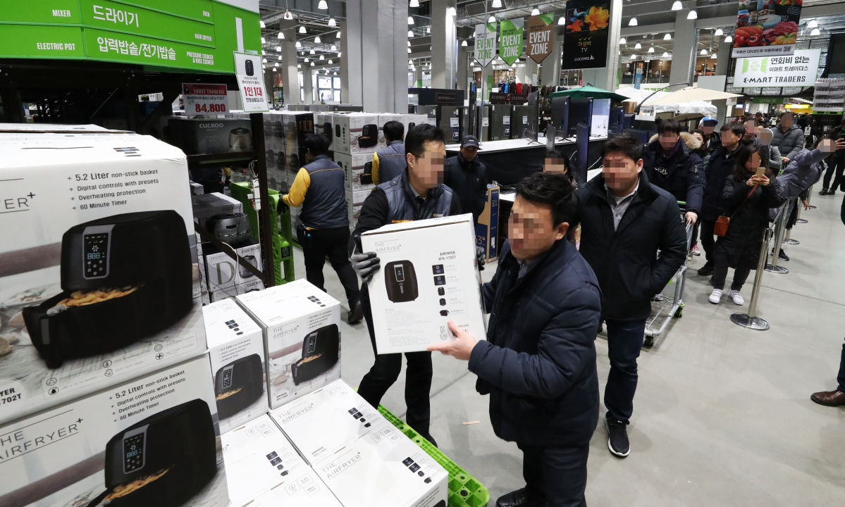 ▲이마트 트레이더스 하남점에서 직원들이 에어프라이어를 진열하고 있다.(사진제공=이마트)