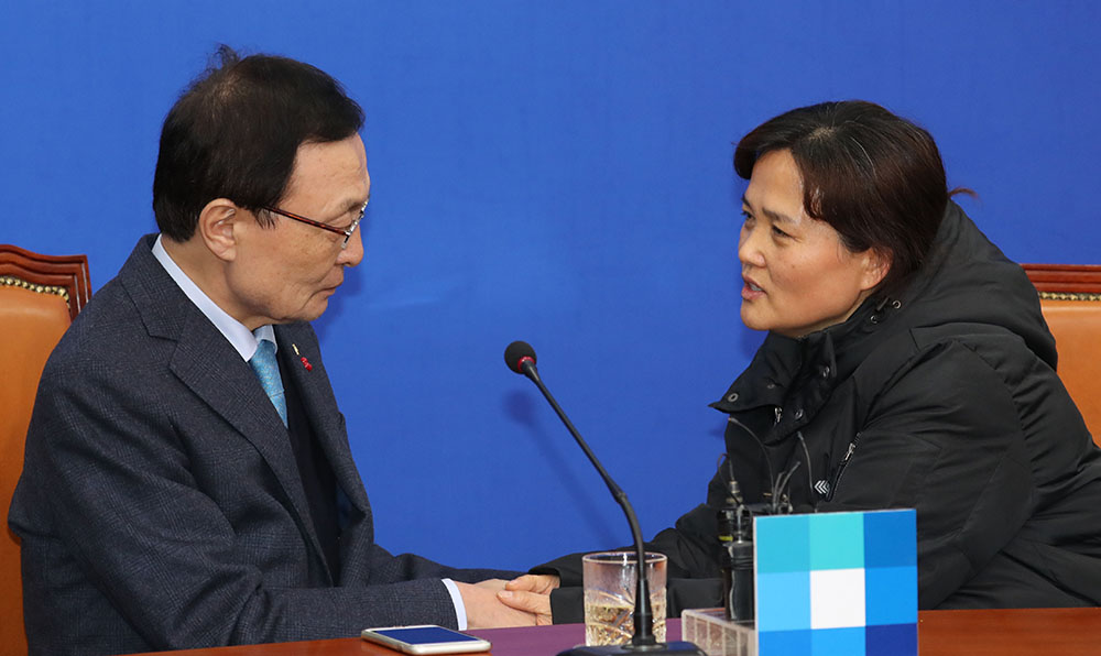 ▲ 더불어민주당 이해찬 대표가 27일 오후 국회 본회의가 끝난 후 당 대표실에서 고 김용균 씨 어머니 김미숙 씨를 만나 위로하고 있다. 이날 국회 본회의에서 '위험의 외주화'를 방지하기 위한 산업안전보건법 개정안 '김용군법' 이 통과됐다.(연합뉴스)