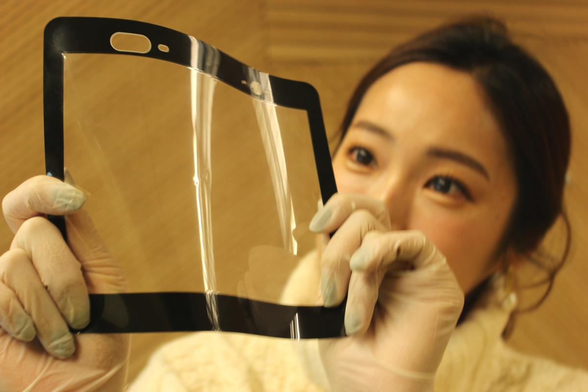 ▲SK이노베이션이 개발한 FCW 제품. 높은 수준의 접힘성(Bending)과 강도, 내스크래치(Anti-scratch) 특성을 보유하고 있다.(사진제공=SK이노베이션)