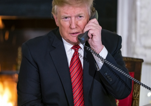 ▲24일(현지시간) 도널드 트럼프 대통령이 백악관 다이닝룸에서 통화하고 있다. 워싱턴/EPA연합뉴스

