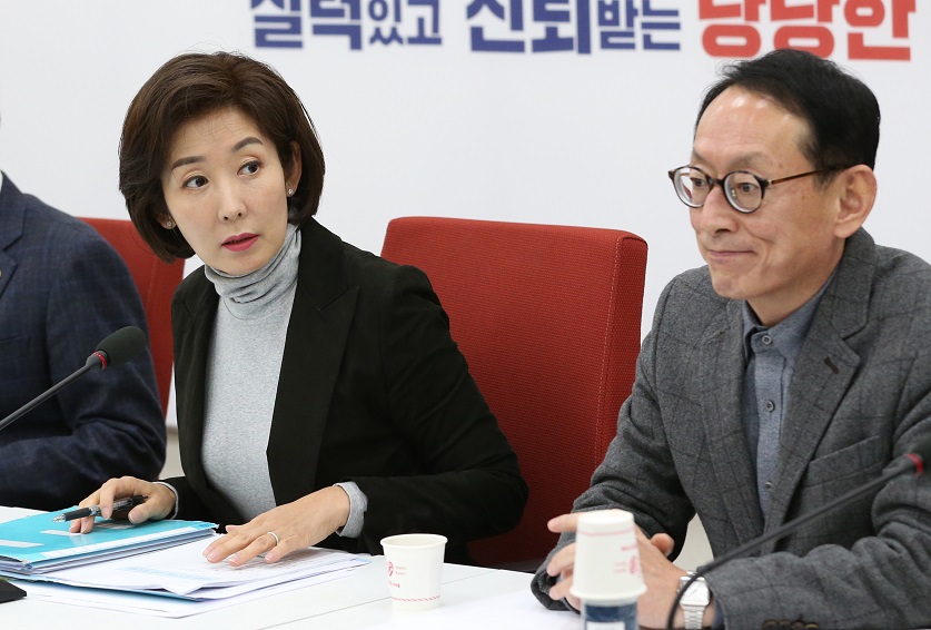▲자유한국당 나경원 원내대표(오른쪽 두번째)가 30일 오후 국회에서 청와대 특별감찰반 의혹 진상조사단 회의에서 발언하고 있다. 오른쪽은 청와대 특별감찰반 의혹 진상조사단 단장인 김도읍 의원. (연합뉴스)