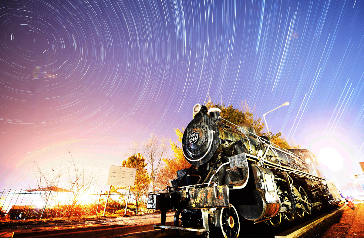 ▲2018년 한 해가 저물고 있다. 평창 동계올림픽 개최를 시작으로 한반도에 평화의 바람이 불었고 , 전 세계가 주목했다. 최근 남북은 경의선과 동해선 철도 및 도로를 잇기 위한 ‘남북 철도·도로 연결 및 현대화 착공식’을 개최했다. 한반도 평화는 현재진행형이며 반드시 이뤄야 할 민족의 숙원이다. 철도와 도로 연결은 첫걸음이다. 나아가 우리 민족 모두가 자유롭게 만나 함께할 그날을 기대한다. 남북 분단의 아픔을 고스란히 보여주는 경기 파주시 임진각의 철마가 남북을 힘차게 달릴 그날을 기다리고 있다. 파주=오승현 기자 story@