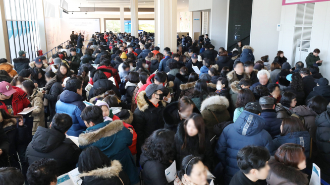 ▲다산신도시 자연&자이 견본주택에 인파가 몰리며 북새통을 이뤘다(사진=GS건설)