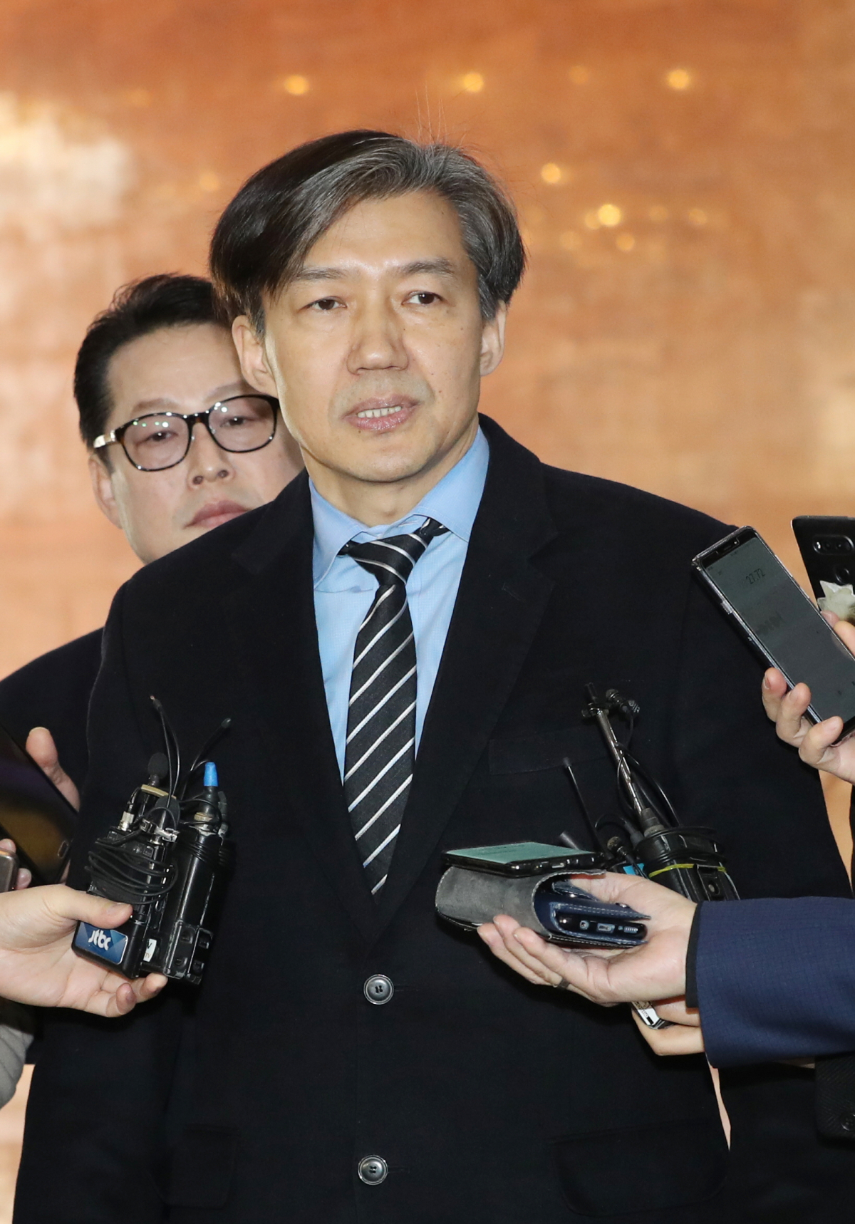 ▲조국 청와대 민정수석이 지난해 말 국회 운영위원회에 참석하기 전 국회 본청에서 취재진의 질문에 답하고 있다.(사진=연합뉴스)