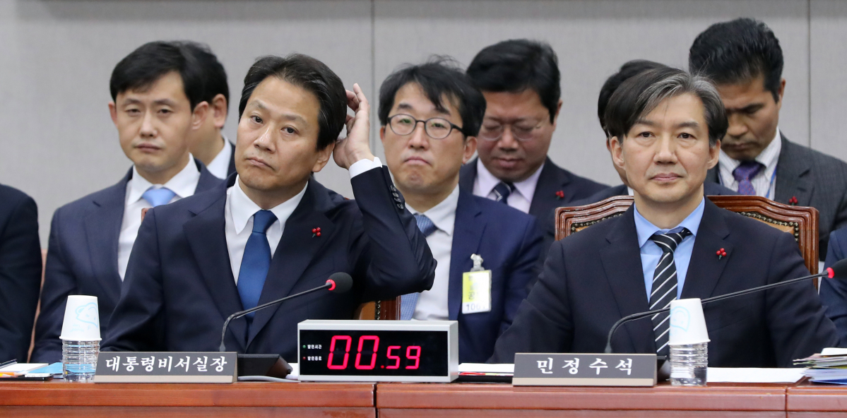 ▲임종석 대통령 비서실장과 조국 민정수석이 31일 국회에서 열린 운영위원회에 출석해 위원의 의사진행발언을 듣고 있다. (사진=연합뉴스)