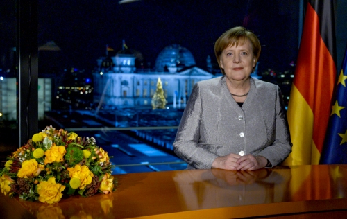 ▲앙겔라 메르켈 독일 총리가 30일(현지시간) 베를린에서 신년사 녹화를 마치고 사진 포즈를 취하고 있다. 베를린/AP연합뉴스 
