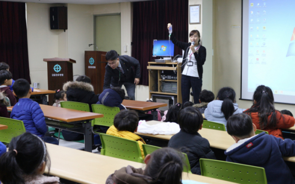 ▲갑을장유병원에서 실시한 보건교육에서 간호사가 주사기, 청진기, 링겔 등에 대해 아이들 눈높이에 맞게 설명하고 안전한 체험 활동을 진행하고 있다.